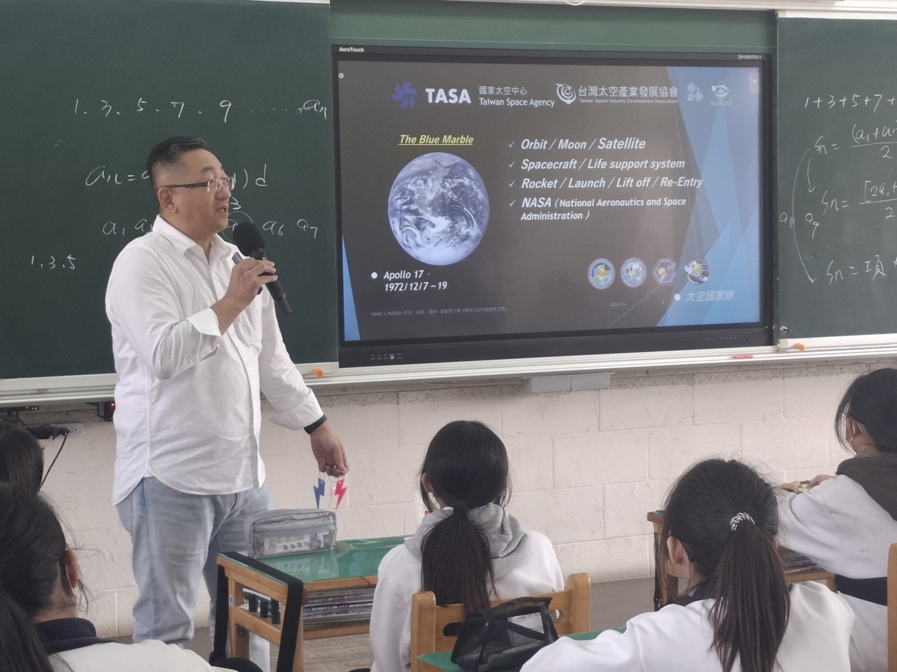 1. 【航太原力：掌握核心英語辭彙】
接軌國際，從核心科技原文出發。本單元引領學生掌握航太領域的專業詞彙與國際通用術語，建立紮實的科學溝通基礎，使學子能跨越語言障礙，直接洞察全球太空發展趨勢，從源頭掌握尖端科技的全貌。

2. 【太空氣象：解密地球的無形衝擊】
太陽風暴與地磁變化如何影響你我的生活？課程將深入探討太空天氣對地球環境的動態衝擊，分析其對電力系統、衛星通訊及航空安全的潛在風險，培養學生對地外環境監控與災難預警的科學認知。

3. 【跨界演進：從外太空到你的指尖】
揭開太空技術轉化為民生用品的驚人歷史。從衛星導航(GPS)、數位相機感光元件，到日常的紙尿布與功能性機能服飾，我們將追溯這些產品如何起源於極限航太挑戰，進而翻轉人類文明與生活品質。

4. 【逐夢軌道：福衛八號的空中守望】
深入認識地球軌道分佈與運行邏輯，並聚焦台灣自主研發的「福衛八號」（齊柏林衛星）。探討其在高解析度遙測影像、環境監測及國土安全上的應用，感受台灣衛星科技在國際舞台上的卓越貢獻。

5. 【未來戰略：遙測大數據與 AI 協奏】
發展太空計畫不只是為了探索，更是為了守護地球。課程將剖析衛星遙測大數據如何結合人工智慧（AI），進行精準的資源管理與氣候變遷預測，探究航太發展如何成為驅動未來智慧產業的核心引擎。