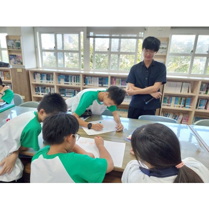 LINE_ALBUM_G7 Self-intro Reading_Traveling_251121_10.jpg