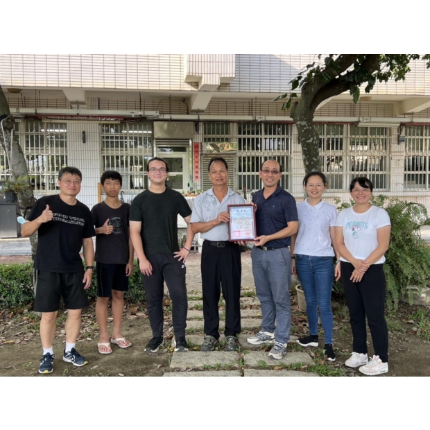 線中團隊一起與Loren合照