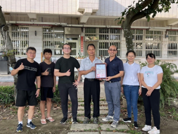 線中團隊一起與Loren合照