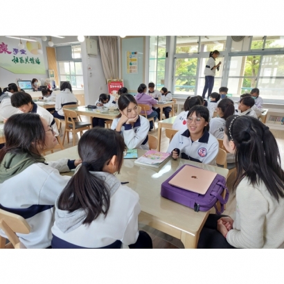 LINE_ALBUM_20241218 week 1 English Corner Show-and-tell_241220_2.jpg