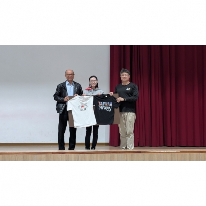 Anna獲頒teamTaiwan紀念服 Anna獲頒teamTaiwan紀念服