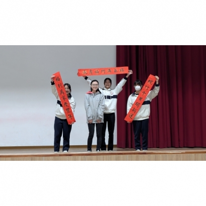 學生贈送Anna春聯 學生贈送Anna春聯