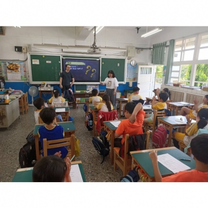 Loren在曉陽國小分享簡報 Loren在曉陽國小分享簡報