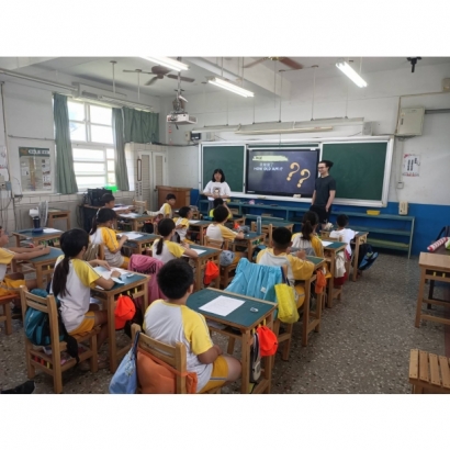 Loren在曉陽國小分享簡報 Loren在曉陽國小分享簡報