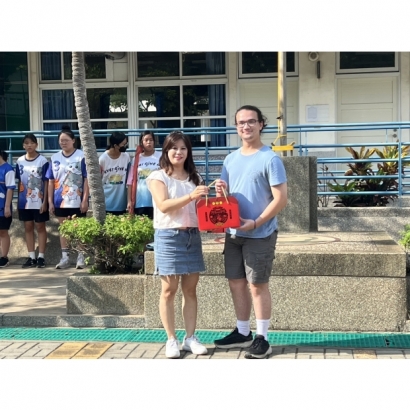 李育靜會長頒發禮物