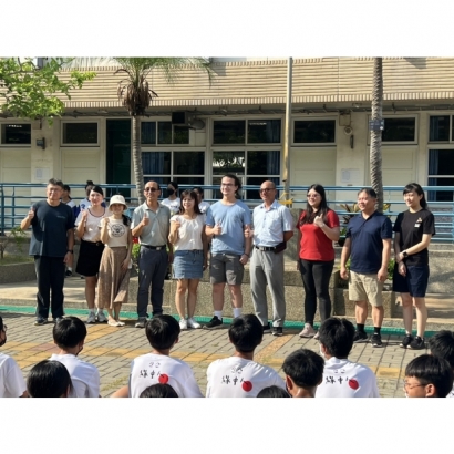 課程教師、寄宿家庭合影