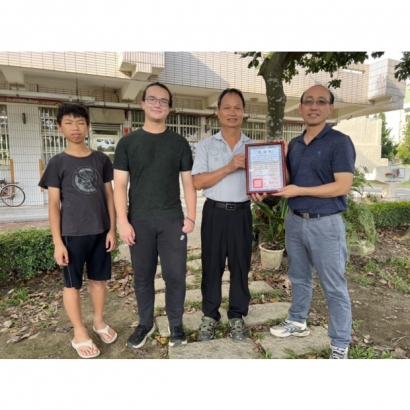 頒發感謝狀給寄宿家庭 頒發感謝狀給寄宿家庭