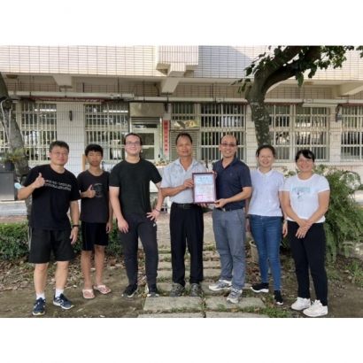 線中團隊一起與Loren合照 線中團隊一起與Loren合照