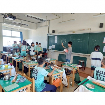 LINE_ALBUM_English Corner_251129_6.jpg