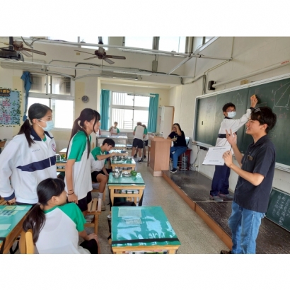 LINE_ALBUM_English Corner_251129_7.jpg