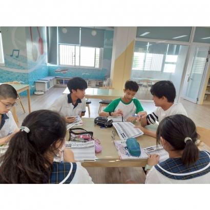 LINE_ALBUM_English Corner_251121_2.jpg