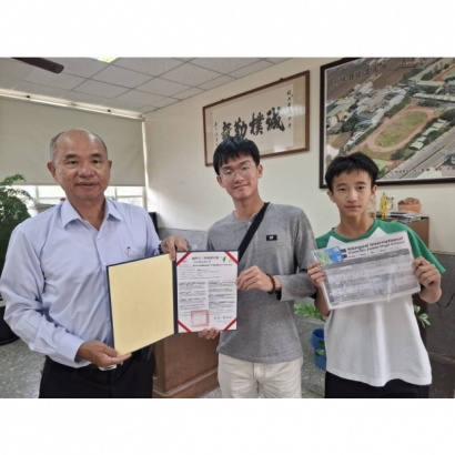 校帳致贈感謝狀與頒獎給學生 校帳致贈感謝狀與頒獎給學生